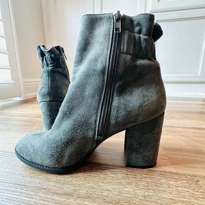 Arturo Chiang Gray Suede Ankle Boots / Booties Size 9.5 M.